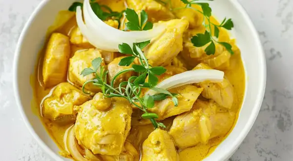 En krämig kycklingcurry med kokosmjölk, lök och persilja. En härlig coconut bean curry som ser utsökt ut.