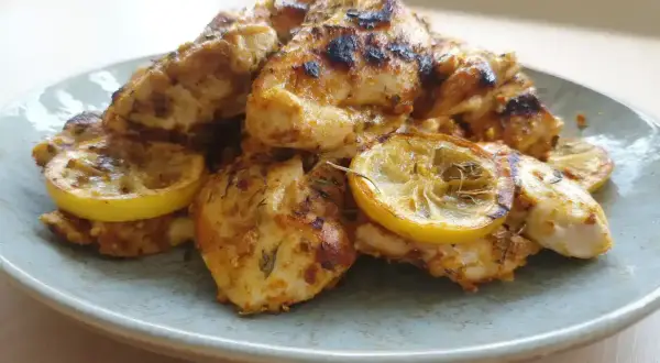 Grillad kyckling med citron och örter, perfekt för ett enkelt kycklingkrydda recept.