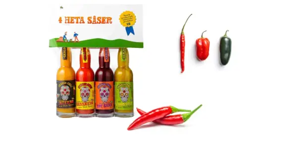Fyra ekologiska chilisåser med olika styrka, från mild till het. Flera sorters chili, inklusive habanero och scorpion, visar upp deras potential på scoville-skalan.