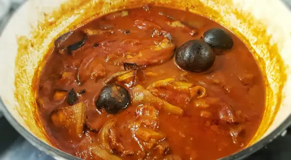 En gryta med khoresh bademjan, en mustig persisk auberginegryta med kött och torkade limer.