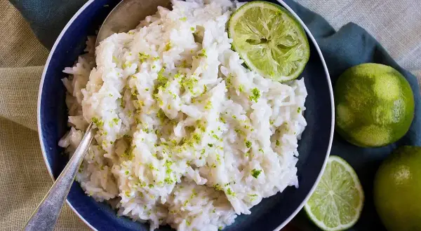 En skål med krämigt ris, strött med limezest. Enkel, men läcker, som en snabb nasi lemak.