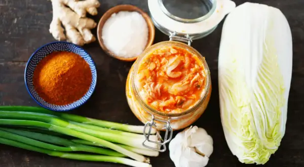 Ingredienser för kimchi sås: kinakål, ingefära, vitlök, salladslök, chilipulver och salt.