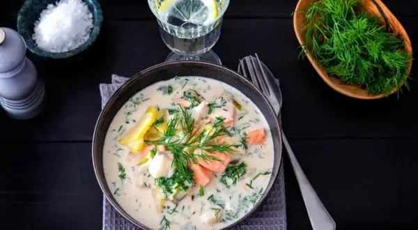 Krämig fisksoppa med lax och dill, ett perfekt fisk recept för en mysig kväll.