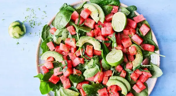 En uppfriskande vattenmelon sallad med avokado, spenat och lime. Perfekt för en varm sommardag!