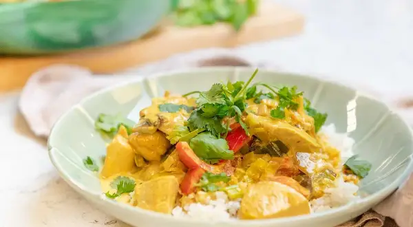 En krämig kyckling curry med ris, toppad med färsk koriander. En härlig och smakrik rätt som passar perfekt för en mysig middag.