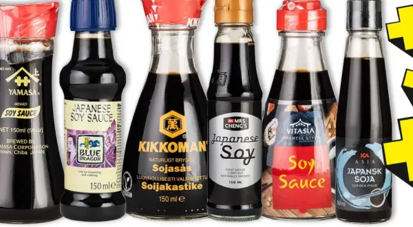 Flera flaskor med japansk eller kinesisk soja, inklusive märken som Yamasa, Kikkoman och ICA.