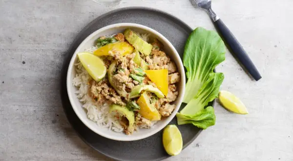En smakrik thaigryta med kyckling, serverad med ris, limeklyftor och pak choi. En perfekt middag!