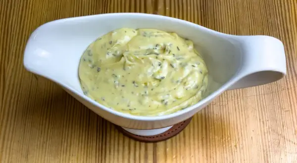 Krämig bearnaisesås i vit såssnip, redo att serveras. Ett klassiskt bearnaisesås recept som passar till det mesta.
