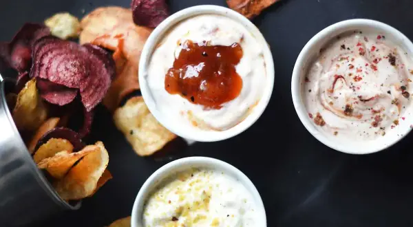 Tre olika dippar med grönsakschips. Ett perfekt dipp recept för fredagsmyset!