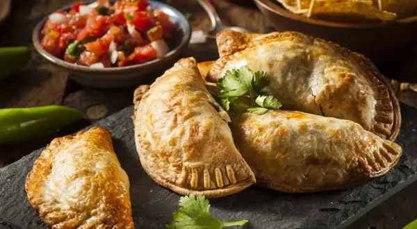 Gyldene empanadas, redo att avnjutas med salsa och tortillachips. Ett perfekt empanadas recept för alla tillfällen.