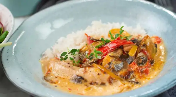 En krämig kycklinggryta med ris, paprika och champinjoner. En härlig rätt som passar perfekt för en mysig middag.
