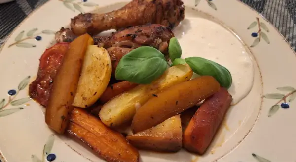 Ugnsrostade kycklingben med rotfrukter och en krämig sås. Perfekt marinad till kycklingbenen ger dem extra smak.