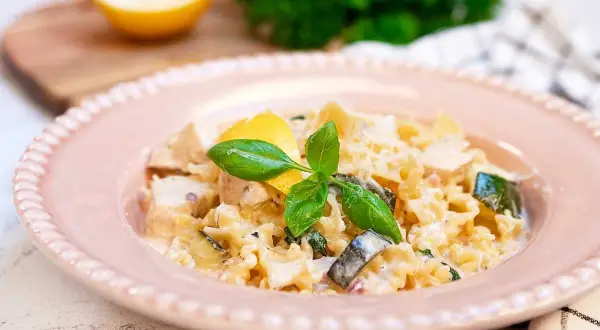 En krämig citronpasta med kyckling, toppad med färsk basilika och en citronskiva. En härlig rätt som passar perfekt för en snabb vardagsmiddag.