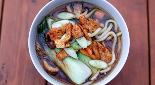 En skål med ramen, med nudlar, kyckling, pak choi, svamp och salladslök. Ett perfekt ramen recept för en kall dag.