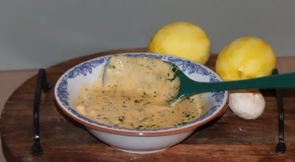 Krämig yoghurtsås till lamm, med citron och vitlök som tillbehör.