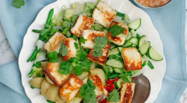 En härlig gado gado-inspirerad sallad med stekt halloumi, potatis, gröna bönor, gurka och en krämig jordnötsdressing.