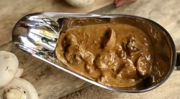 Krämig champinjonsås i serveringskanna, redo att serveras till din middag. Ett enkelt champinjonsås recept som lyfter vilken rätt som helst.