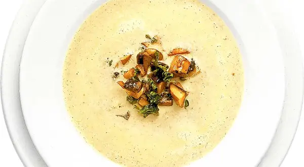 Krämig champinjonsoppa med toppning av svamp och örter. Ett perfekt champinjonsoppa recept för en mysig kväll.