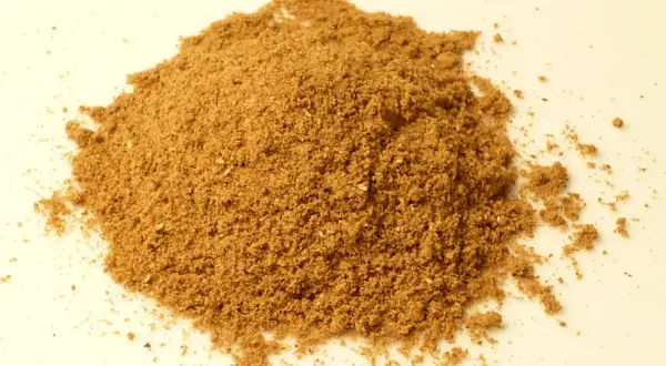 En hög med finmalet, brunt kryddpulver. Detta är en bild som visar vad som kan finnas i garam masala, en populär indisk kryddblandning.