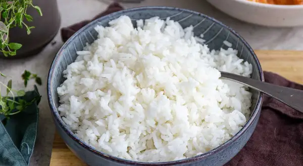 En skål med fluffigt, ris som inte klibbar. Perfekt tillbehör till en god måltid.