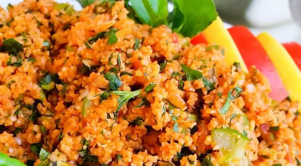 En närbild på en läcker kisir-sallad, full av bulgur, örter och grönsaker. Perfekt för ett lätt och smakrikt mellanmål.