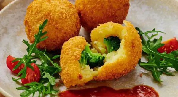 Krispiga bollar med potatis och broccoli, panerade i panko. Serveras med tomater och ruccola.