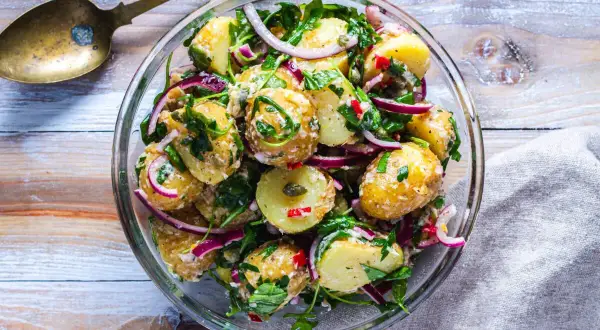 En härlig potatissallad med rödlök och örter, perfekt som tillbehör eller som ett lättare potatis recept.