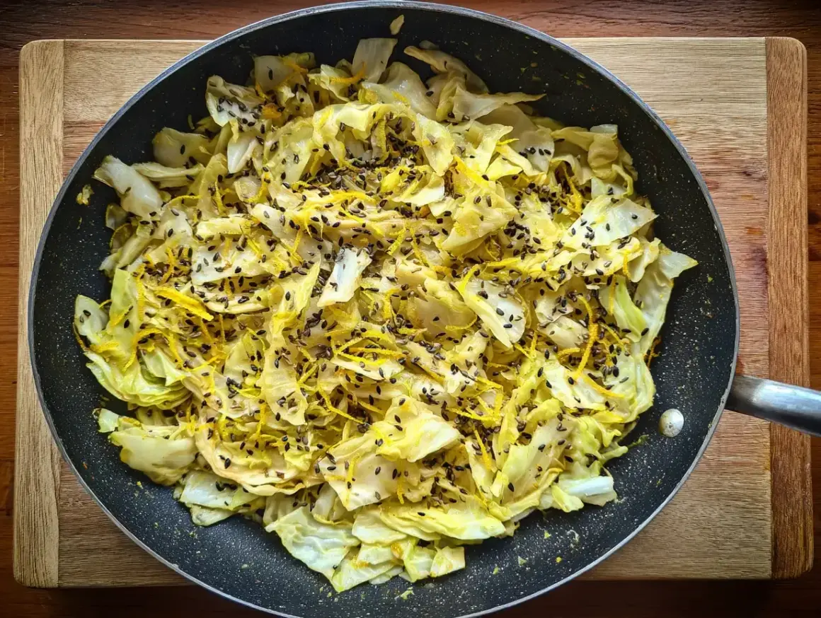 Stekt spetskål med citronskal och svarta sesamfrön i en stekpanna. Enkel och god rätt att grilla spetskål.