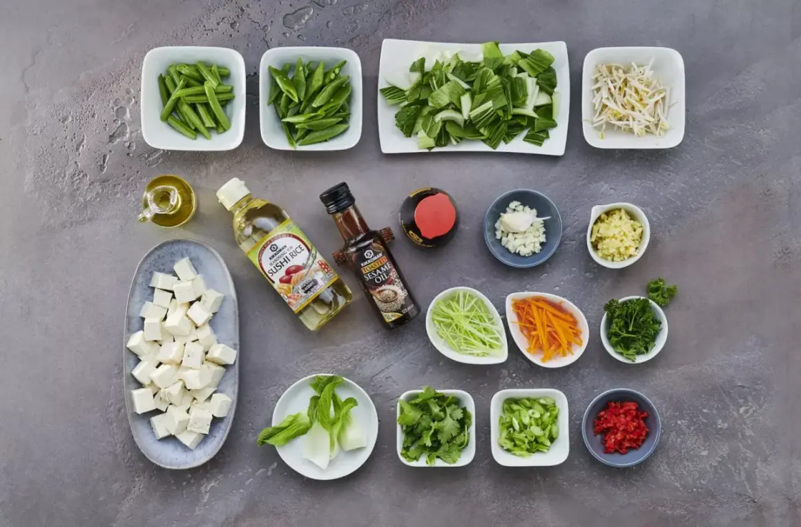 Förberedelser för en smakrik wok med tofu, grönsaker, risvinäger och sesamolja.