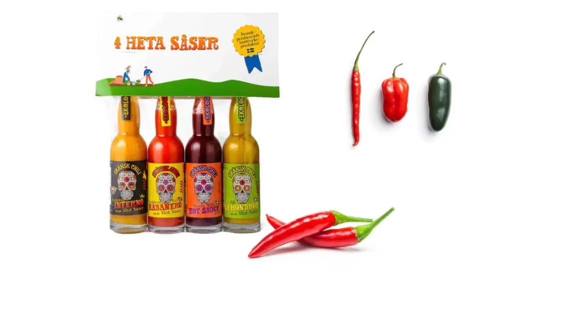 Fyra ekologiska chilisåser med olika styrka, från mild till het. Flera sorters chili, inklusive habanero och scorpion, visar upp deras potential på scoville-skalan.