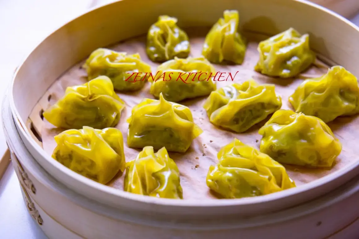 En ångad bambukorg fylld med gyllene afghanska mantu-dumplings.