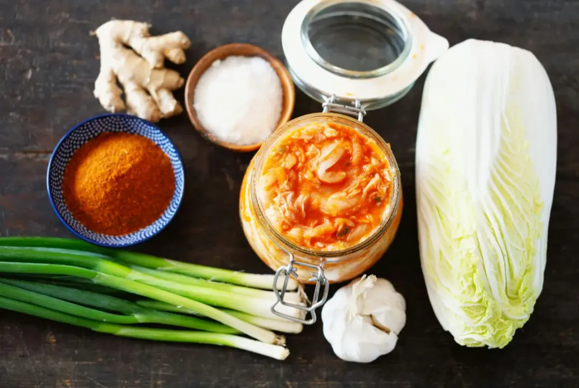 Ingredienser för kimchi sås: kinakål, ingefära, vitlök, salladslök, chilipulver och salt.