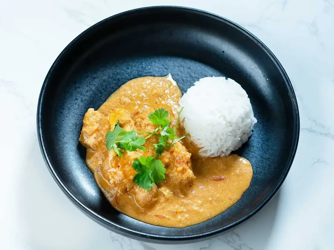 En krämig butter chicken med ris, garnerad med färsk koriander. En klassiker som alltid smakar gott.