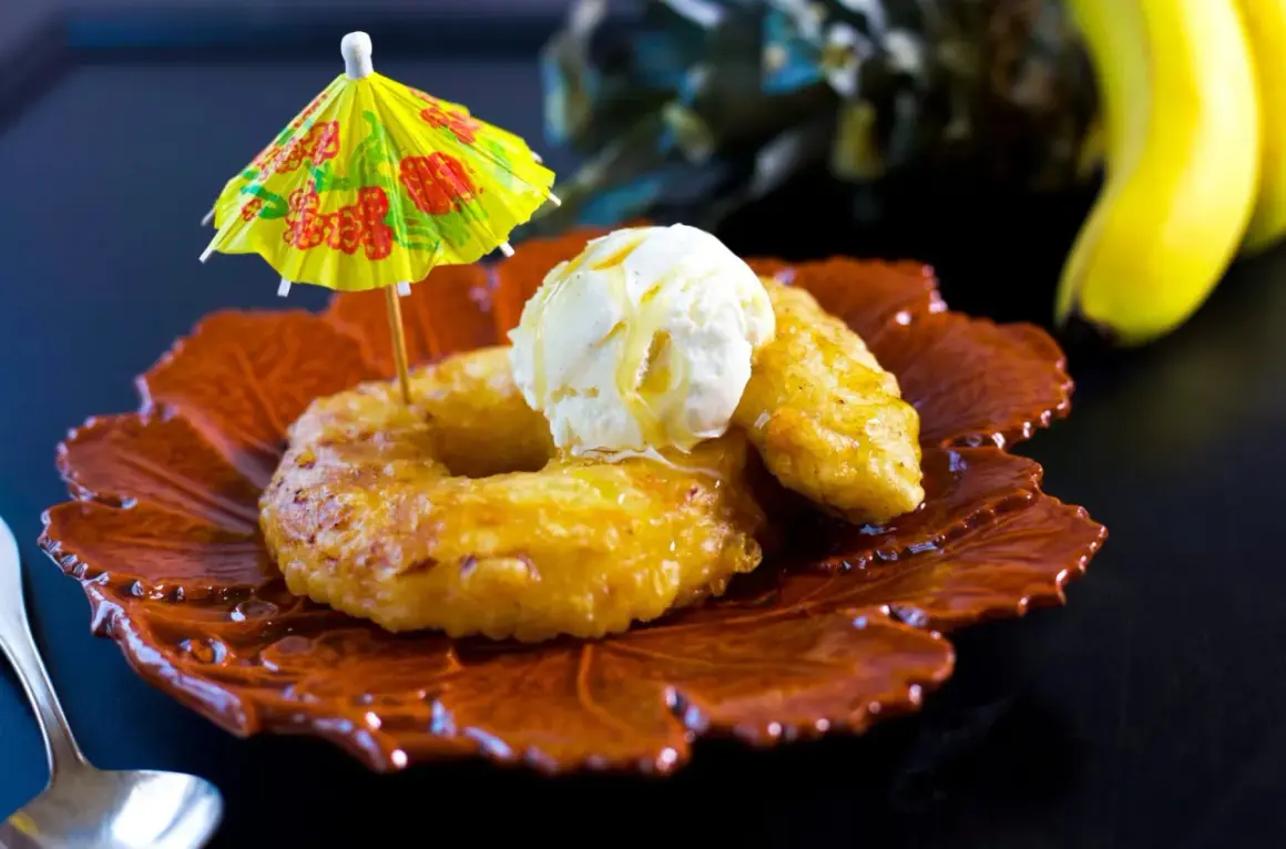 Friterad banan panko med vaniljglass och en liten parasoll. En läcker dessert som för tankarna till soliga dagar.