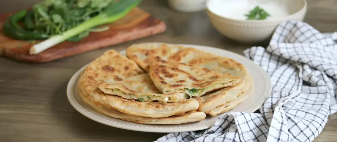 Färska, gyllene bolani med en smakrik fyllning. Ett perfekt recept för en hemlagad delikatess.