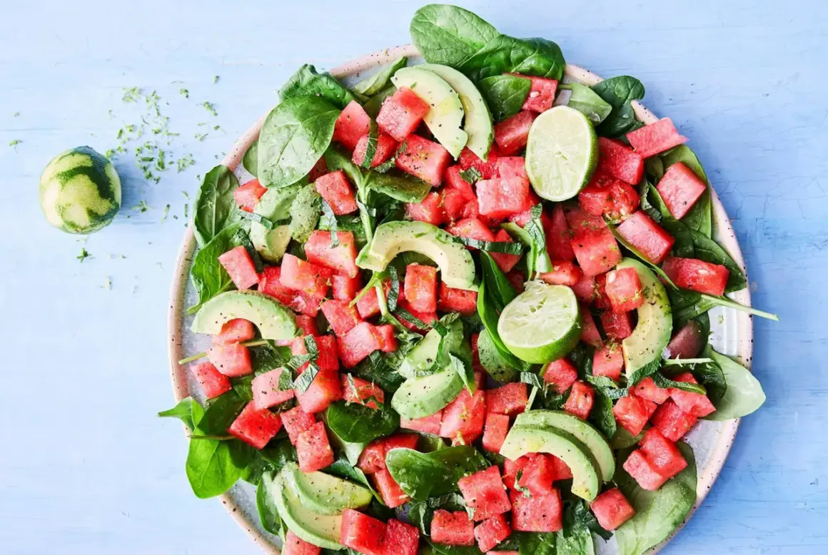 En uppfriskande vattenmelon sallad med avokado, spenat och lime. Perfekt för en varm sommardag!