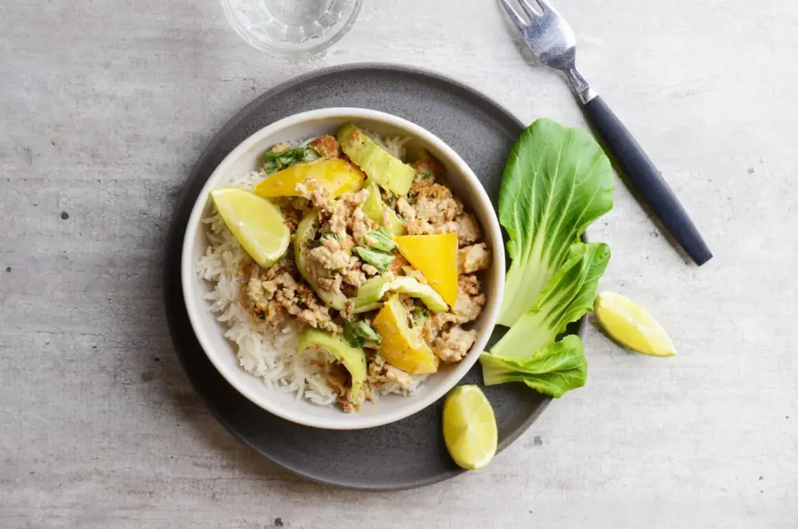 En smakrik thaigryta med kyckling, serverad med ris, limeklyftor och pak choi. En perfekt middag!