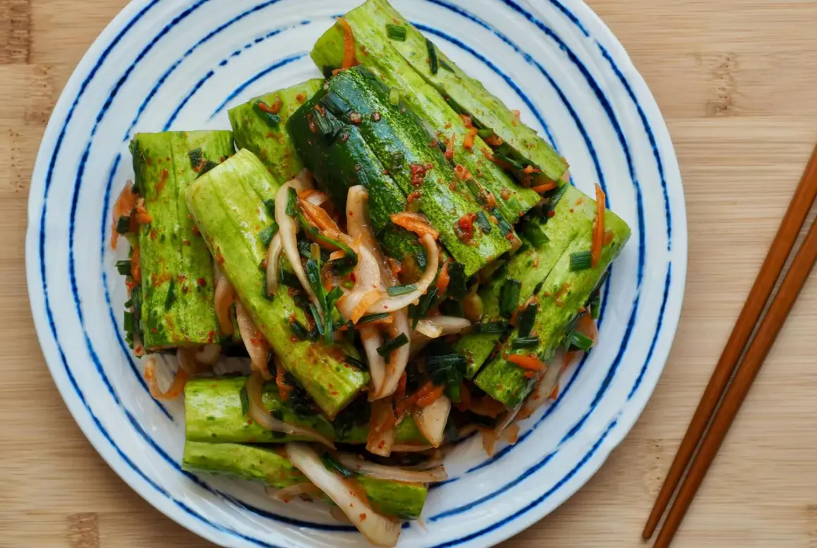 En tallrik med krispig gurka marinerad i en kryddig kimchi-sås, redo att avnjutas som ett läckert recept med kimchi.