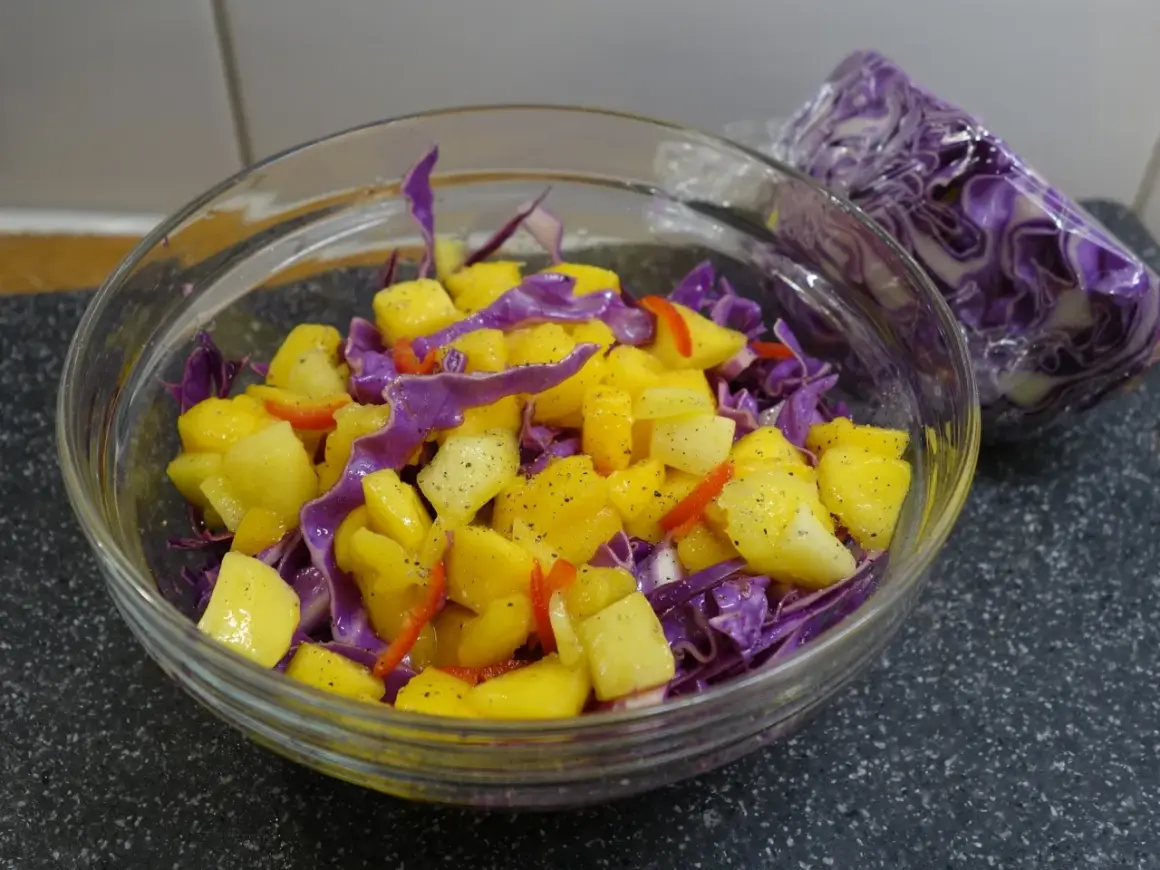 En färgglad påsksallad med mango, rödkål och paprika. En frisk och somrig rätt som passar perfekt till påskbordet.