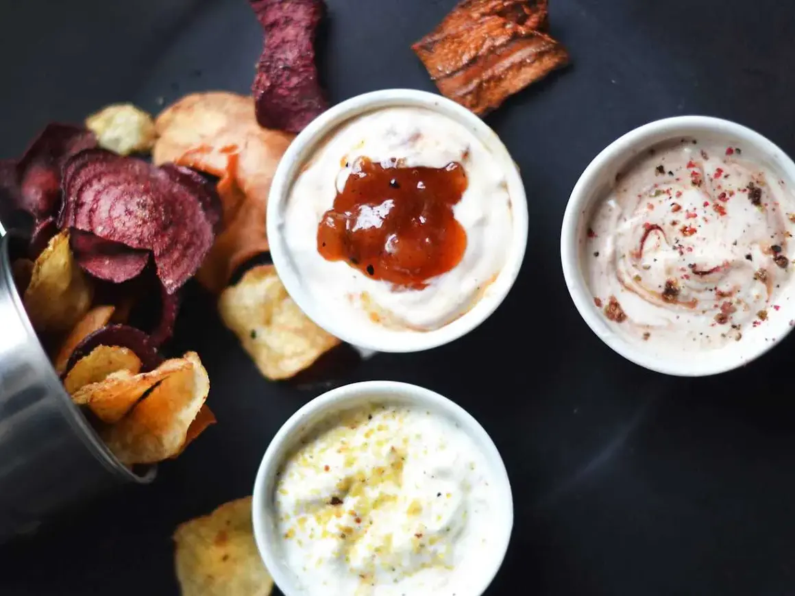 Tre olika dippar med grönsakschips. Ett perfekt dipp recept för fredagsmyset!