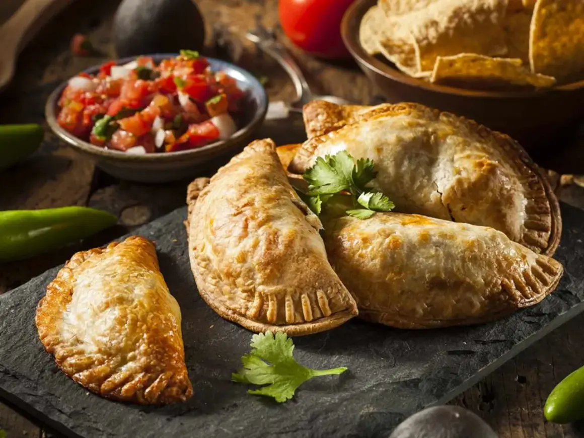 Gyldene empanadas, redo att avnjutas med salsa och tortillachips. Ett perfekt empanadas recept för alla tillfällen.