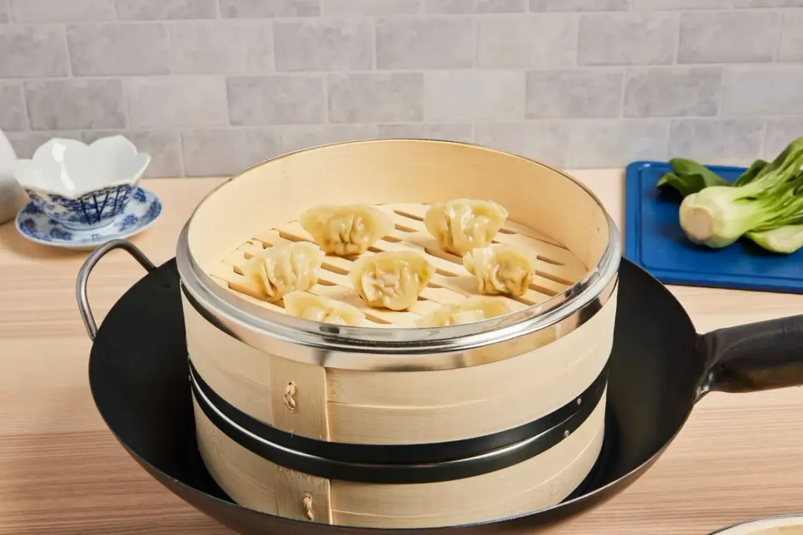 Färdiga dumplings i bambuångare, redo att serveras. Lär dig hur du använder en steamer för perfekta dumplings.
