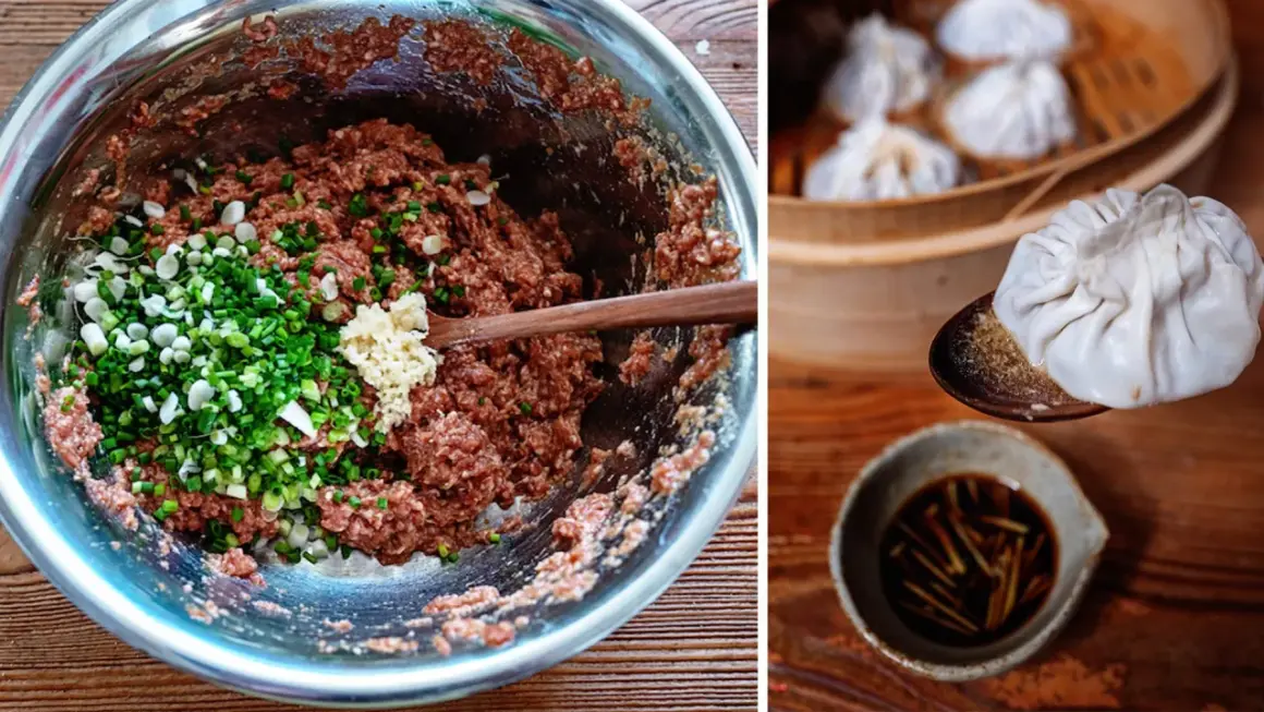 Färs med vårlök och vitlök för dumplings. En ångad dumpling på en sked över en skål med dumpling sås.