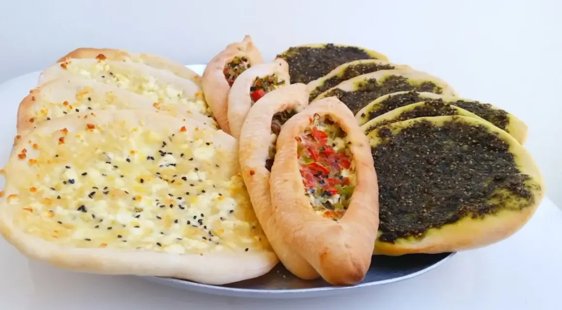 En bricka med manakish: ost med svarta sesamfrön, grönsaksfyllda och med za'atar. Perfekt för ett snabbt manakish recept!