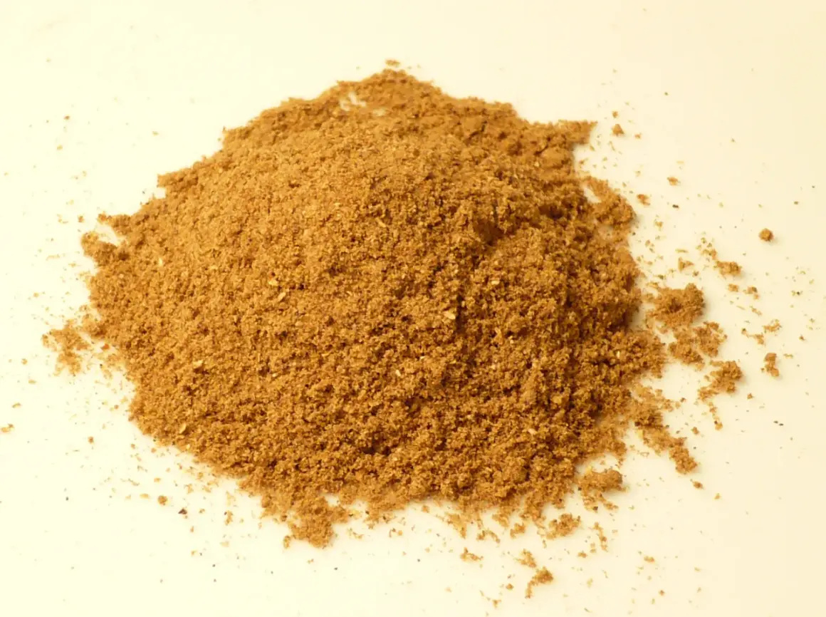 En hög med finmalet, brunt kryddpulver. Detta är en bild som visar vad som kan finnas i garam masala, en populär indisk kryddblandning.