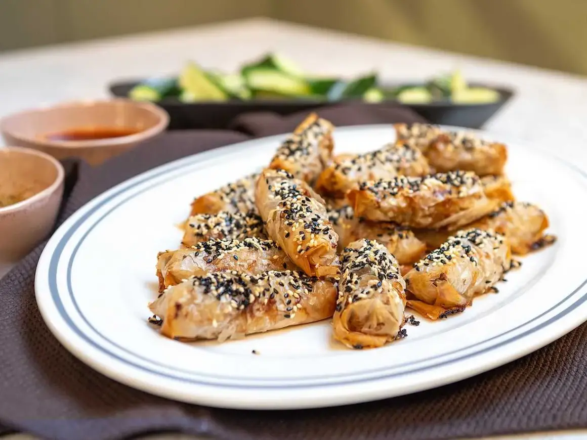 Krispiga vårrullar med sesamfrön, redo att serveras med dippsås. Ett perfekt vårrullar recept för alla tillfällen.