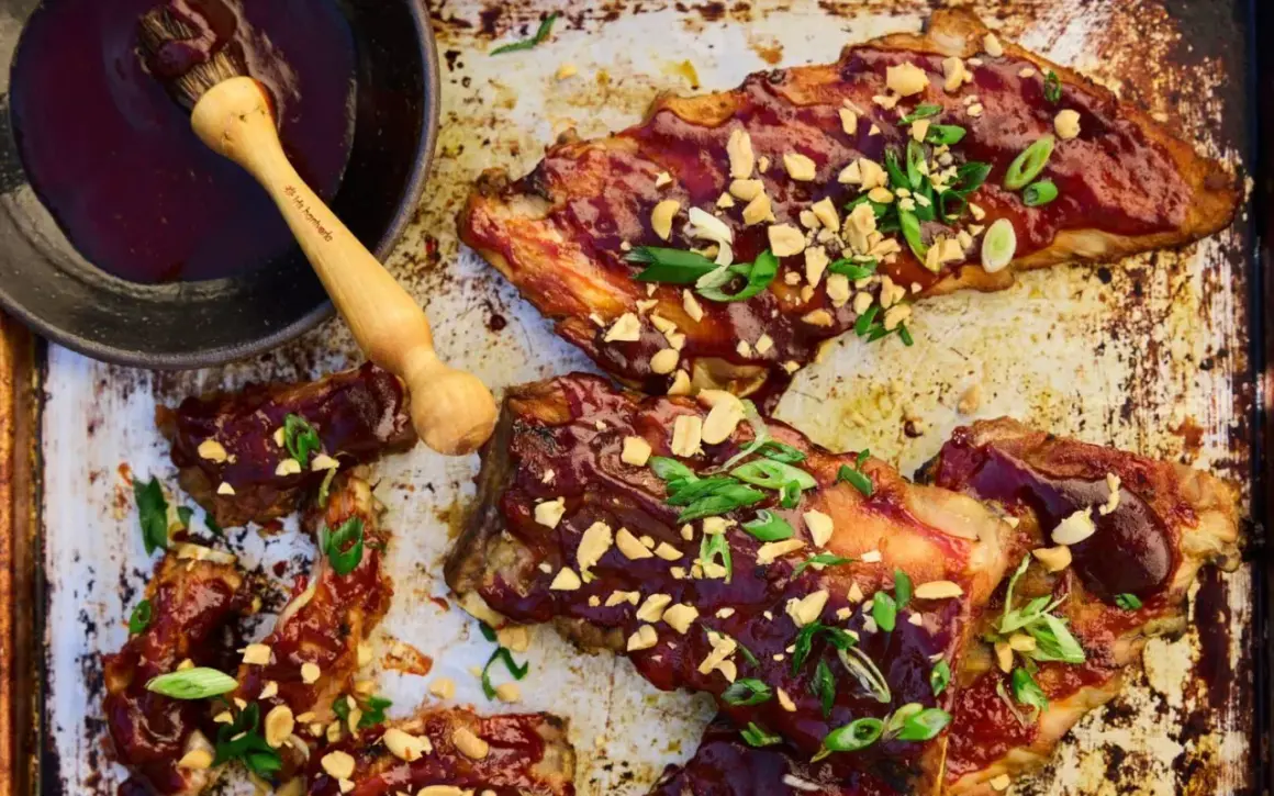 Glacerade revbensspjäll med jordnötter och salladslök, redo för grillen. Ett perfekt grill recept för sommaren!