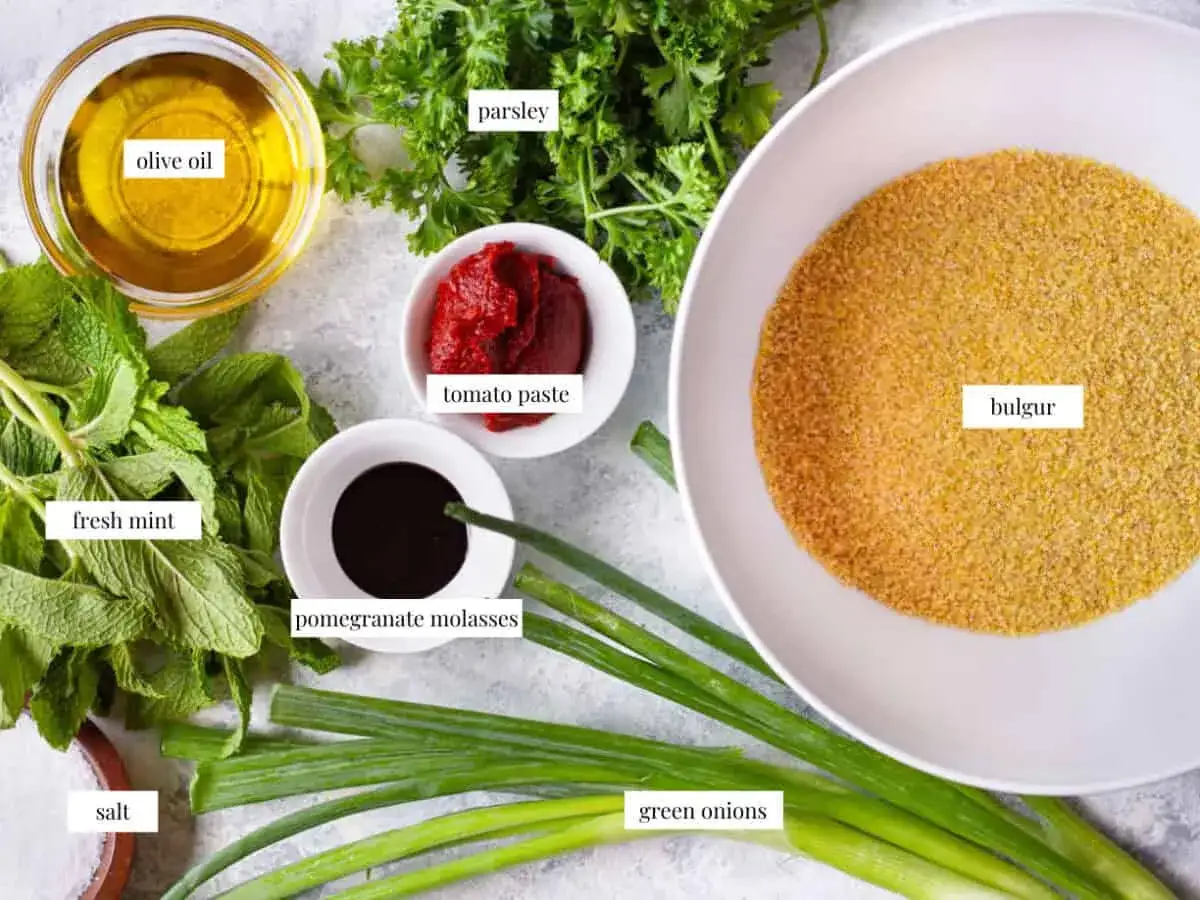 Ingredienser för cig kofte: bulgur, tomatpuré, olivolja, färsk mynta, persilja, salladslök, granatäppelsirap och salt.