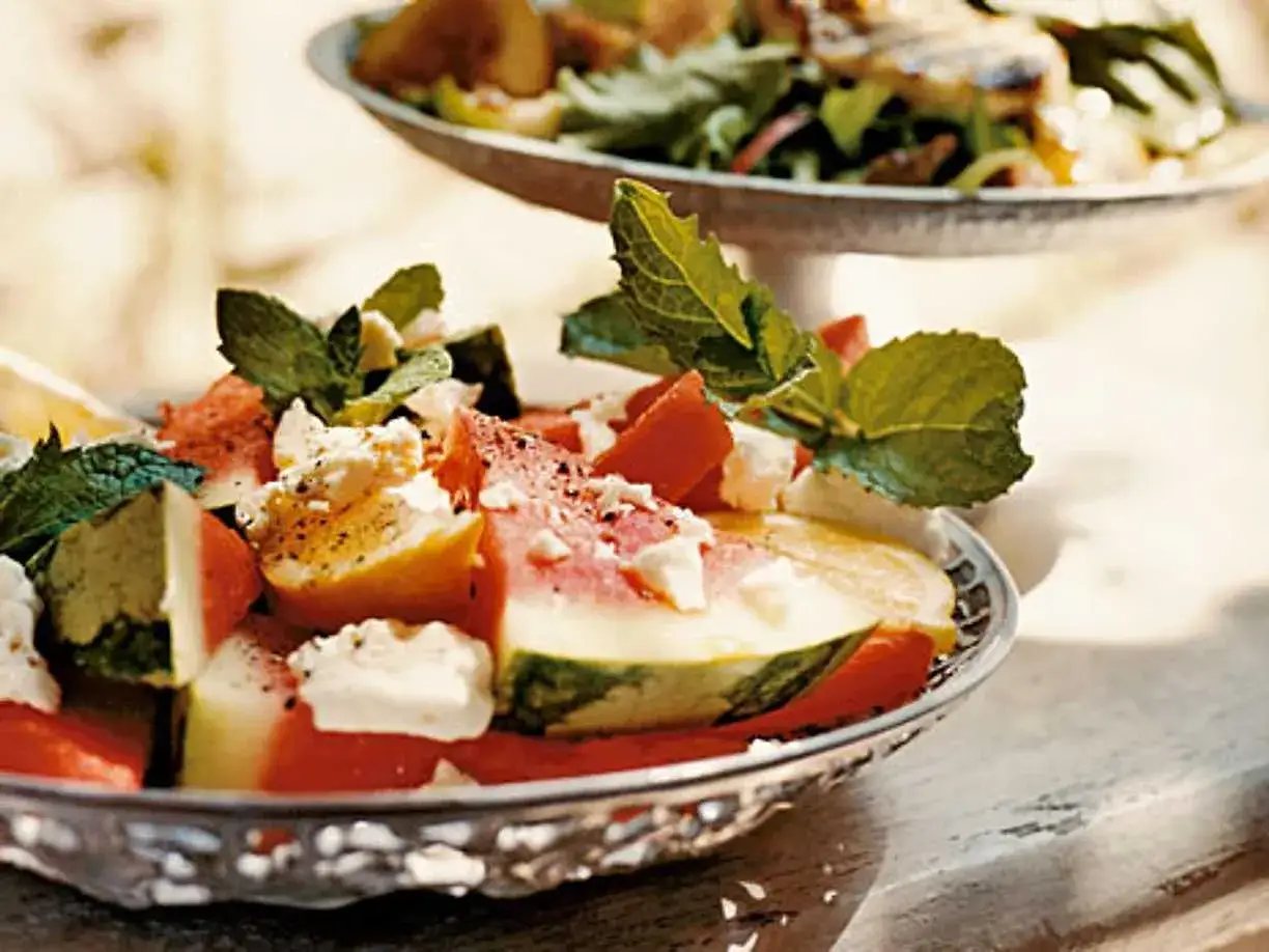 En uppfriskande vattenmelon sallad med fetaost och mynta i en vacker sk&aring;l.