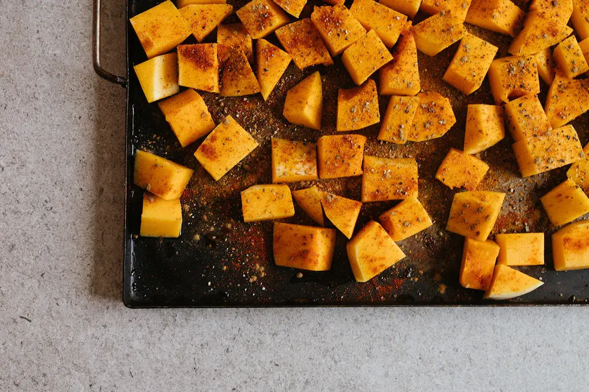 T&auml;rnad butternutpumpa kryddad med paprika och peppar, redo f&ouml;r ett l&auml;ckert butternutpumpa recept.